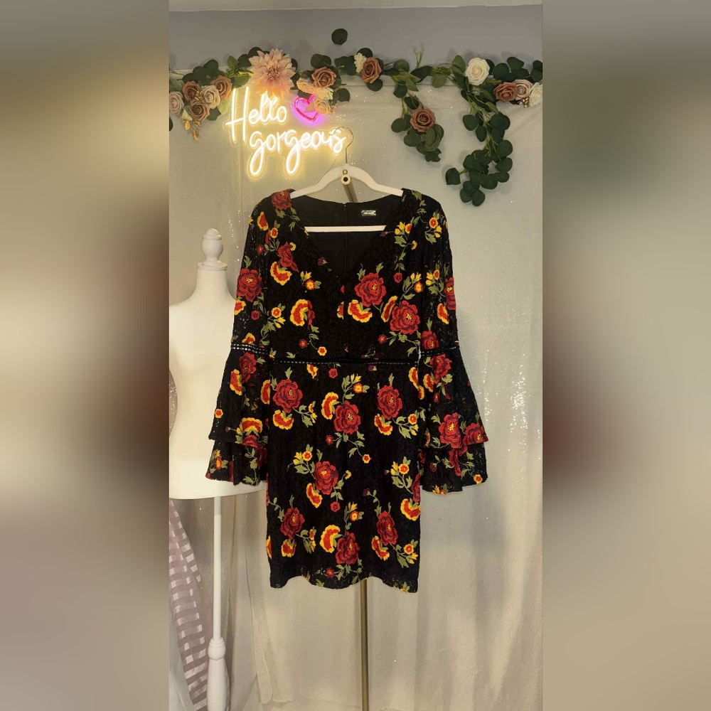 Alexia Admor Size Small Black & Red Floral Embroidered Goth Bell Sleeve Preowned - Picture 9 of 13